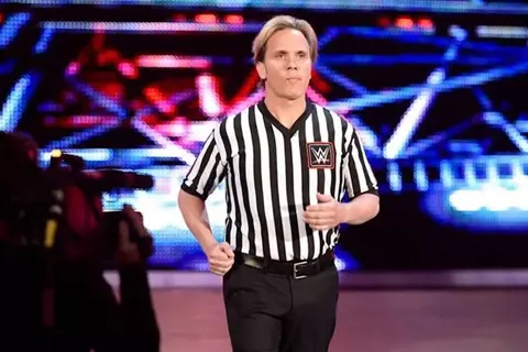 عضة خفاش نقلته إلى المستشفى.. ليلة مرعبة لحكم WWE